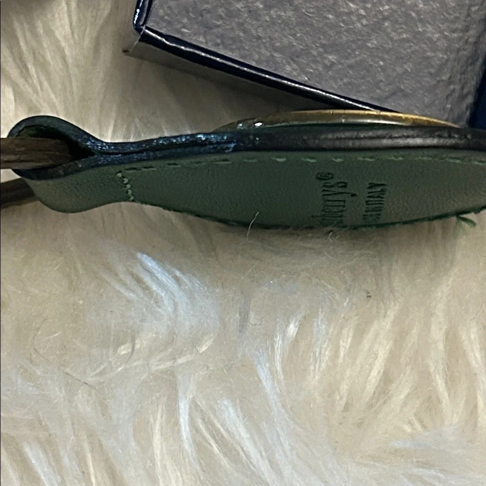 Burberry’s Vintage Green leather keychain with nova check unisex
